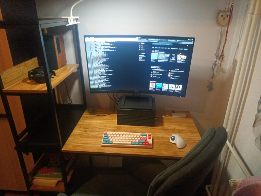 Bringing back the concept of Desktop PC, except the proportions are cursed.