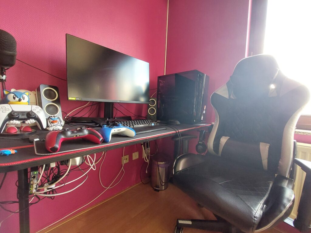 New pic of my BattleStation after a lot of cleaning up. Proud of it! What you think?