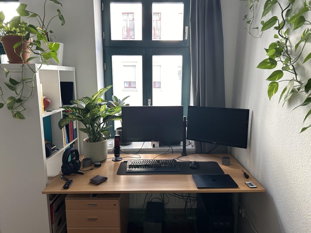 Finally got a new desk and im feeling a lot better! And suggestions to improve my setup? :)