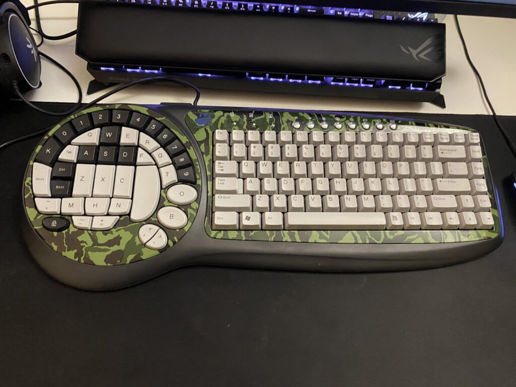 i found early 2000s badass gaming keyboard