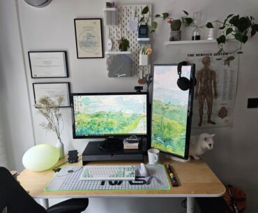My current halftime work & study set-up. A bit cluttered, but functional so far!