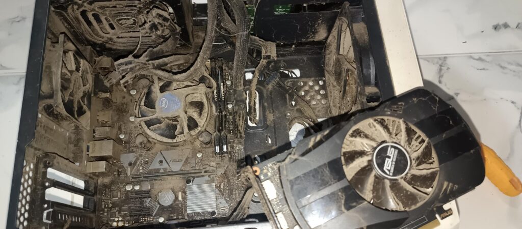 I invited my friend for a sleepover and this is his PC
