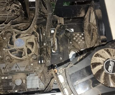 I invited my friend for a sleepover and this is his PC