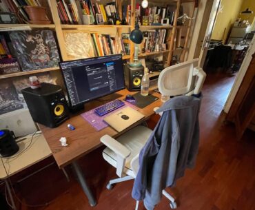 I can play, but I can't work - why? Ignore the mess: my back hurts, my neck too - I want to work with my desktop but my body feels off. Instead, it's much more comfortable to do that with my laptop. What am I doing wrong?