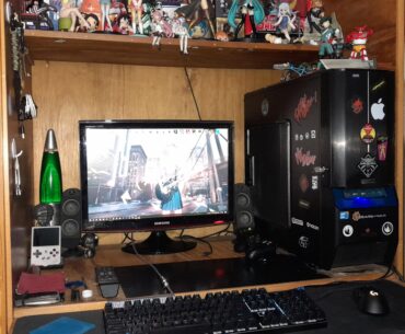 Wonder if this could be the least pleasant looking setup anyone ever saw, gaming/work on a budget at its worst but gets the job done.