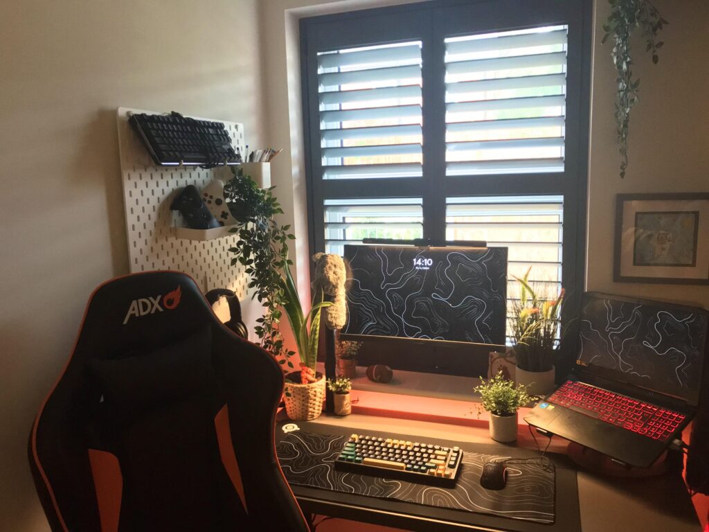 Cozy setup for working and gaming :)