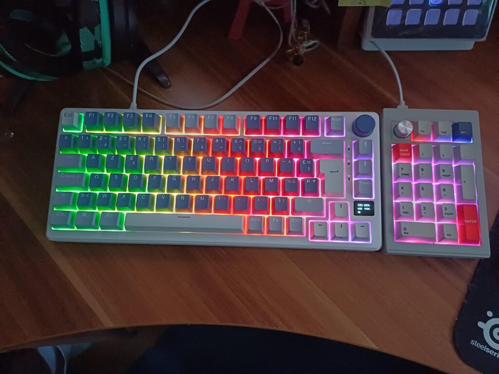 Best idea ever to combo a compact keyboard with a numpad Best idea ever to combo a compact keyboard with a numpad