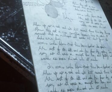 Any chance someone can read some of this? Not sure if it's English or German honestly, but I can't make it out for the life of me (from a desk in Der Eisen)