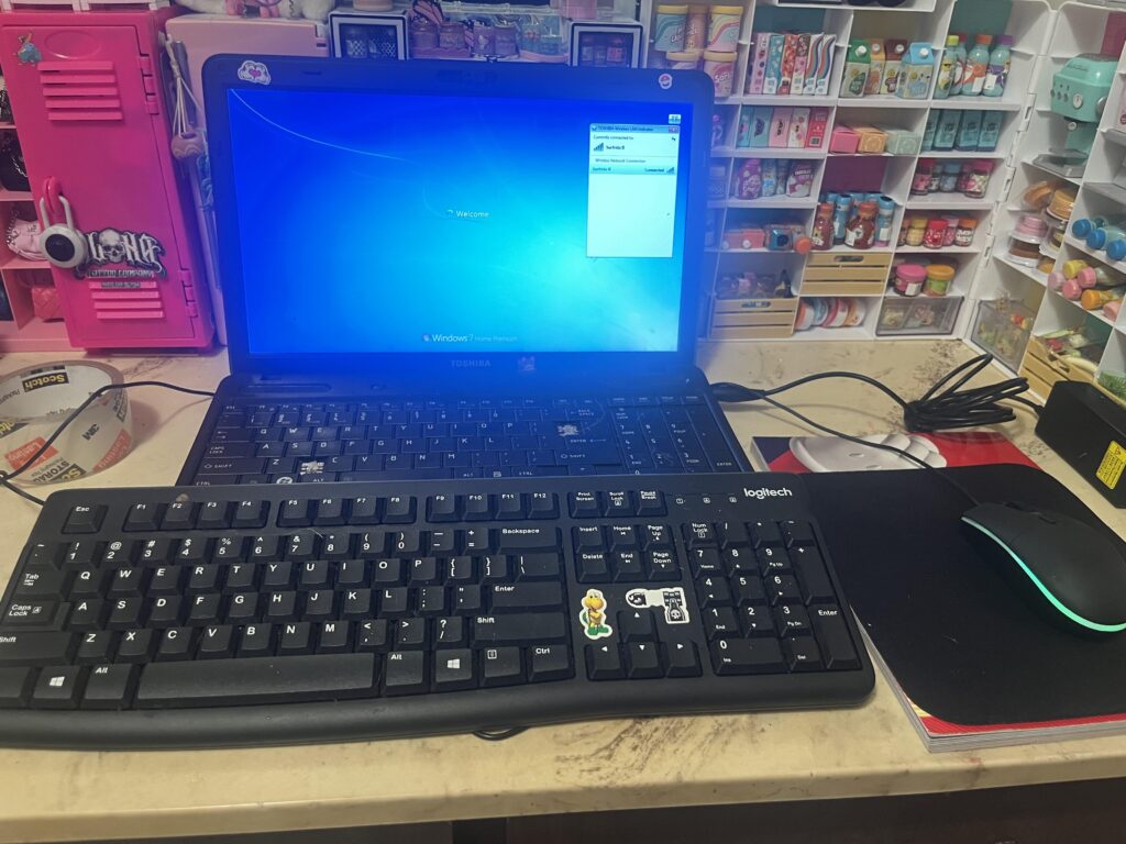 My craptop battle station at girlfriends house