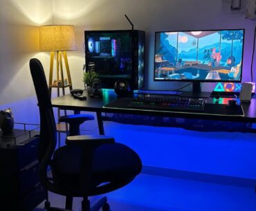Finally the desk setup is shaping up into what I imagined. Some Posters and Figurines to be added