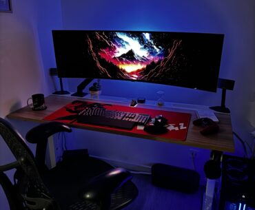 I finally feel satisfied with my setup with a new IKEA desk and the oled display
