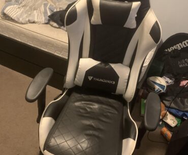 My friend sent me a photo of his chair and it Is screaming "kill me"