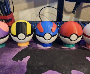 A lot of people liked my 3d printed gameboy color battery cover. So here's some 3D printed pokéballs