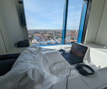 My hotel room has a bathtub instead of a desk and I think I've discovered a new battlestation meta