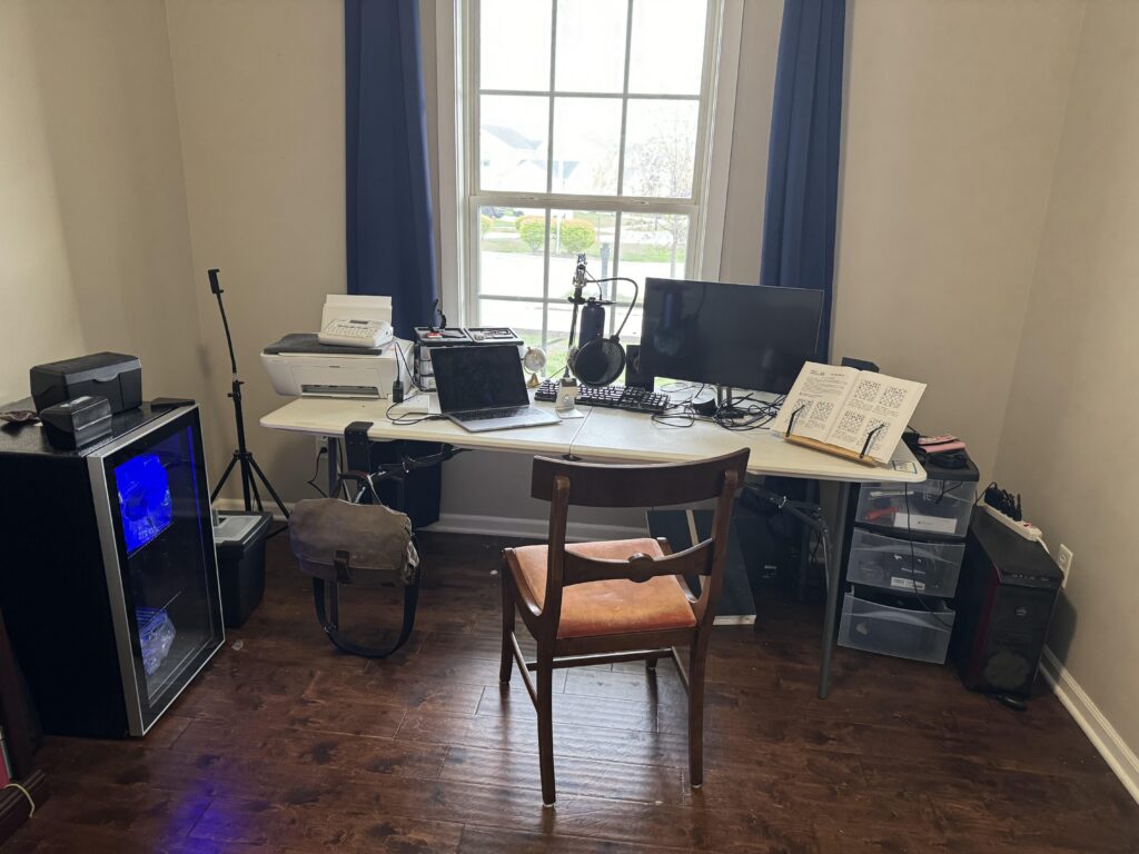You guys may not like it, but this is what an average battle station looks like.