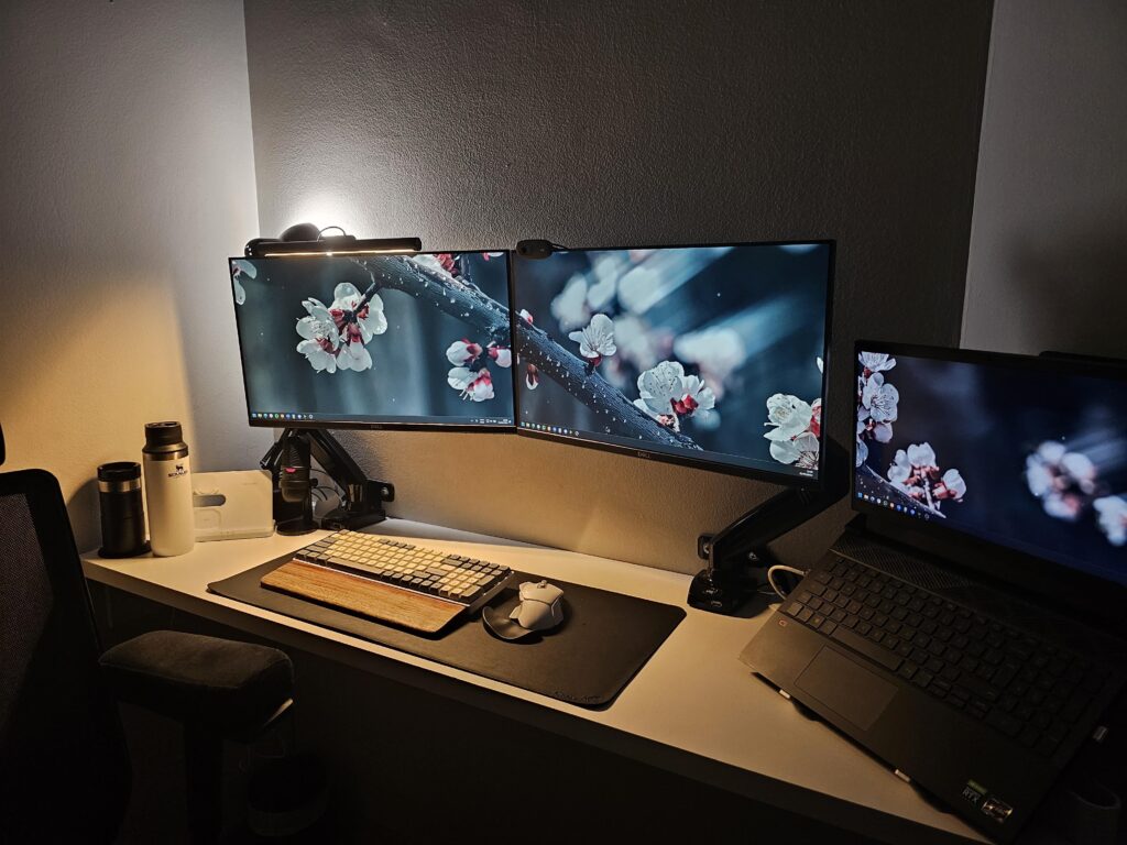 Minimalist Station w/ Custom Built Mech KB