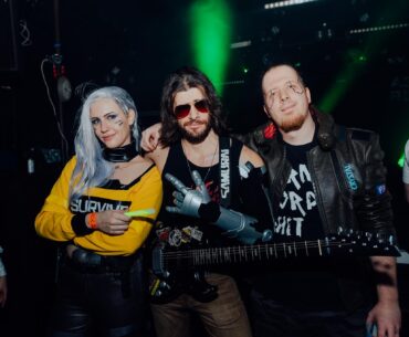 In my previous post, some of you noticed a Rogue cosplay too - forgot taking shots with her but here's one at a party a couple months ago
