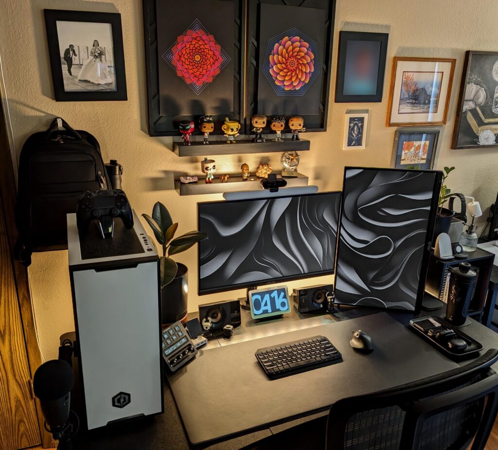 Replaced my third monitor with a plant. Unintentionally of course. The plant is nicer tho.