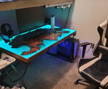After years of procrastination or lack of the tools needed, my new self made table is finally finished.