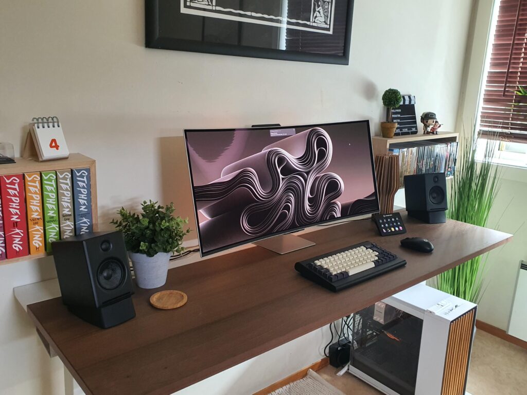 Got myself a new desk yesterday!