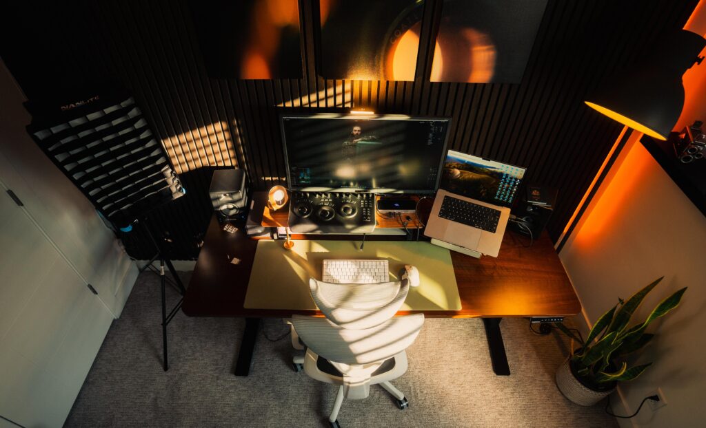 Natural light makes 90% of this setup's vibe