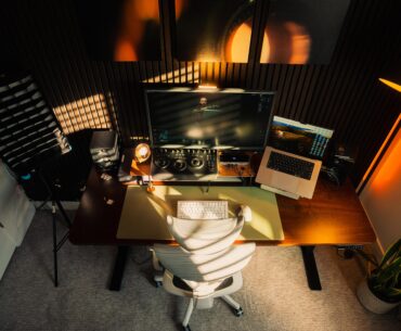 Natural light makes 90% of this setup's vibe