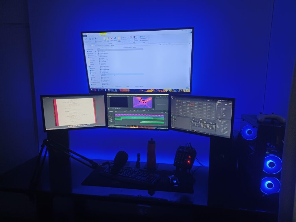 Rare in use photo of my quad display setup Rare in use photo of my quad display setup
