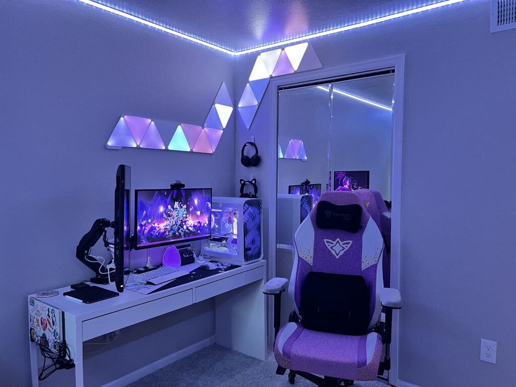 Finally moved into my first apartment! Wanted to share my newly reconstructed battlestation! 💜