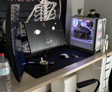 Normal setup, actually kinda digging how it is looking right now. Yes, that's a goonies mug and no I am not 40.