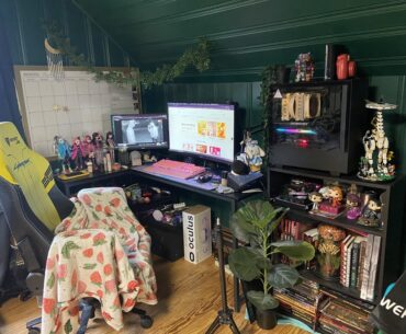Little attic setup ✨ (the desk space struggle is very real)