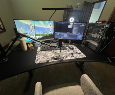 After suffering with a corner “gaming” desk for 2 years i finally got a new desk