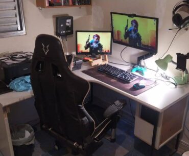 My Brazilian Setup.
the shelf, table, secondary monitor and lighting were found in the trash.
what do you think? any suggestions for improvement?