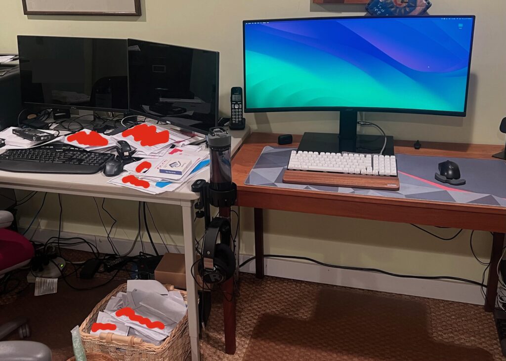 Moved back in with my parents and my pops let me use his second desk for my WFH setup. Gonna have to train myself not to look left 💀