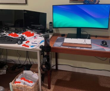 Moved back in with my parents and my pops let me use his second desk for my WFH setup. Gonna have to train myself not to look left 💀