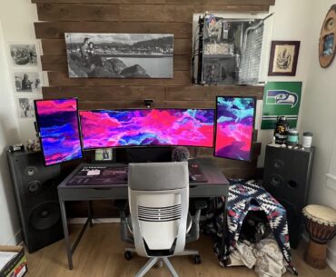 Updated to super ultra wide OLED, and two cheap side monitors for static content. Gives Tie-Bomber vibes.