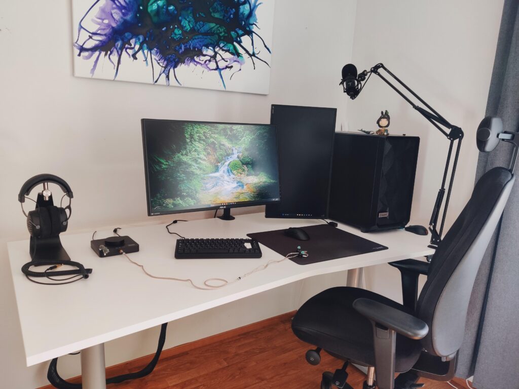 Black and white daylight picture to balance out all the dark RGB dungeons out there.