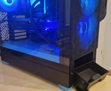 I have this little storage tray behind a magnetic cover in my Fractal Pop Air case. What it is for? Keep you food warm?