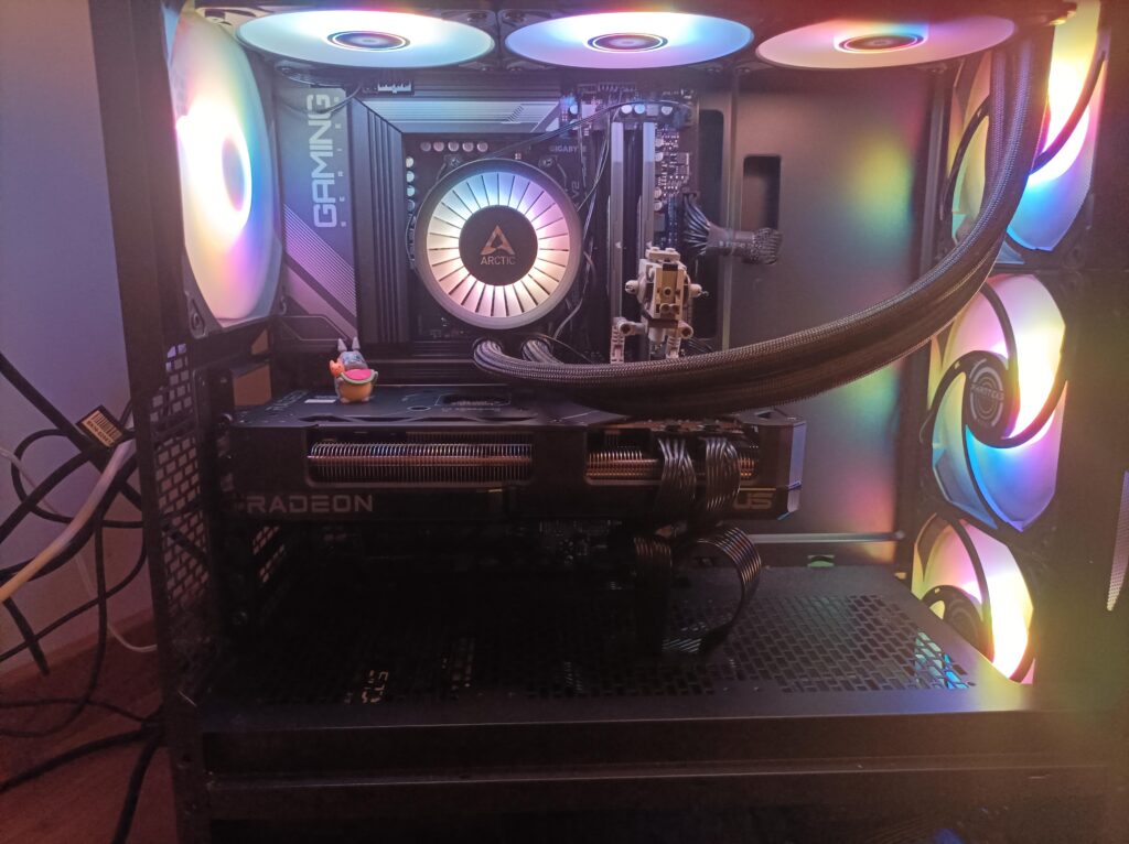 Finally got a gaming pc after year of having a shitty gaming laptop