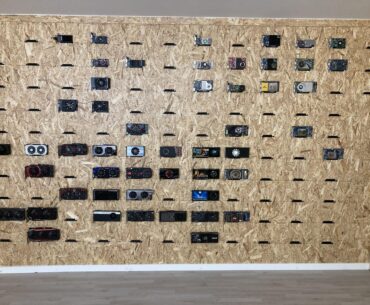 My graphicscard collection so far, there are 153 in the picture out of 185, need to put up fx series, geforce 4, 3, 2, 1 and riva TNT. Focusing on the nvidia cards first, and on the first photo, from the left is the GTX 10XX. 9XX, 7XX, 6XX, 5XX, 4XX, 2XX, 9XXX, 8XXX, 7XXX, 6XXX series cards.