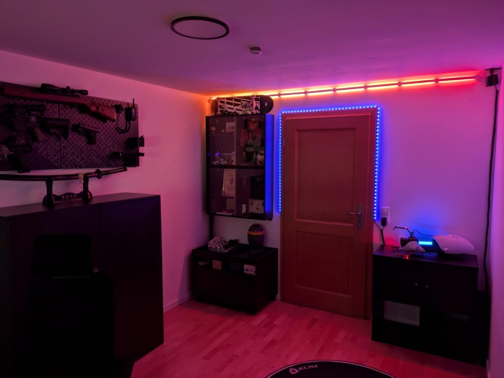 Finally found the motivation and strength to turn my gaming room into something I'm not ashamed to show of (more pics in the comments)