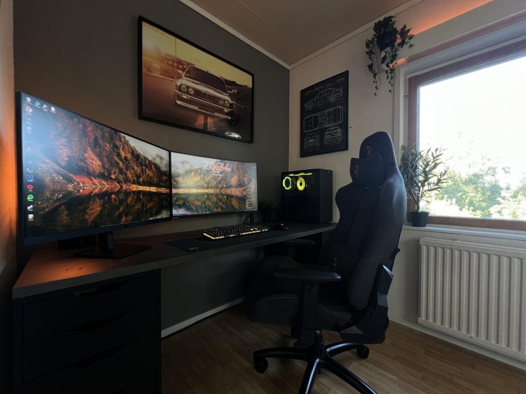 got a 2nd monitor for my setup, what do you think?