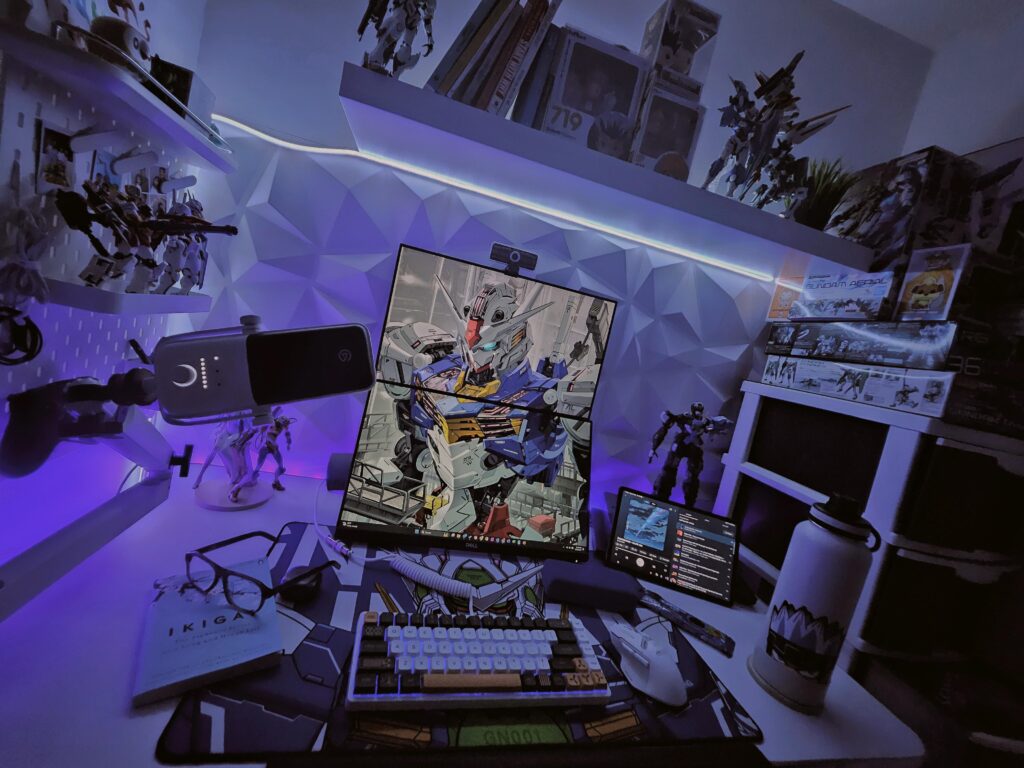 dim lights for mid day shifting. plus lots of gunpla.