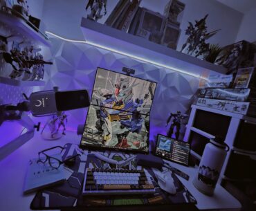 dim lights for mid day shifting. plus lots of gunpla.