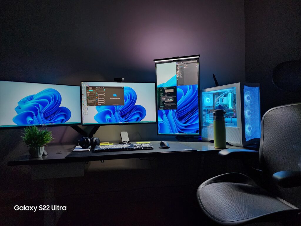 Upgraded my PC and added a new 180hz monitor, cozy little setup