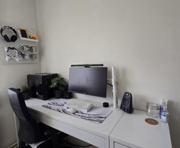 Need help finding ideas on what to put on the wall of my room!