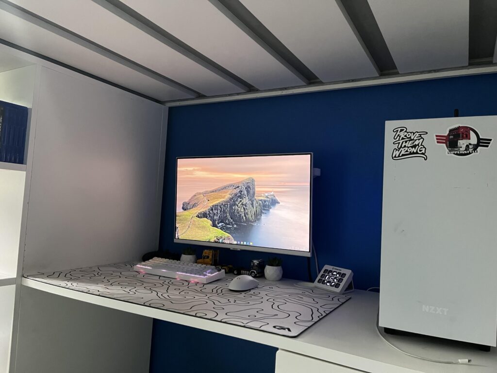 Improved my setup a bit. Lightbar on its way, add a bit of personality and removed the boxes.
