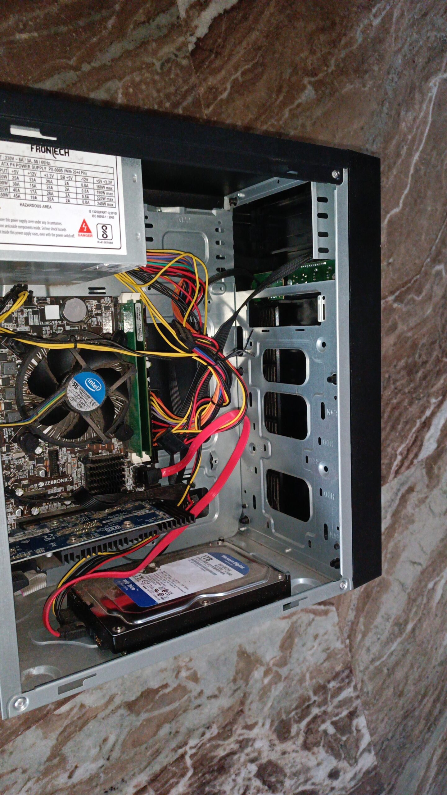 Opened up my trashy pc and found out it had no fans Opened up my trashy pc and found out it had no fans