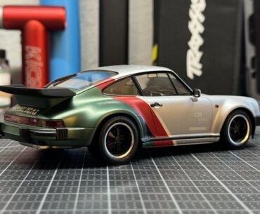 I custom painted Johnny’s Porsche (1:24 scale)