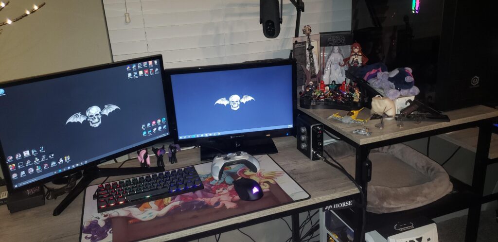 An actual average battle station. Cluttered, but that's how i like it.