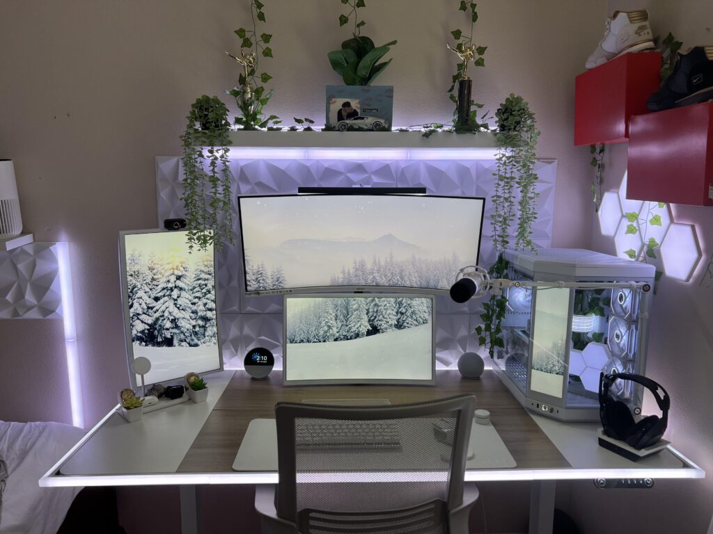 Quad monitor, a all white setup